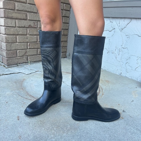 Burberry Sz 7 rain boots - Picture 1 of 5